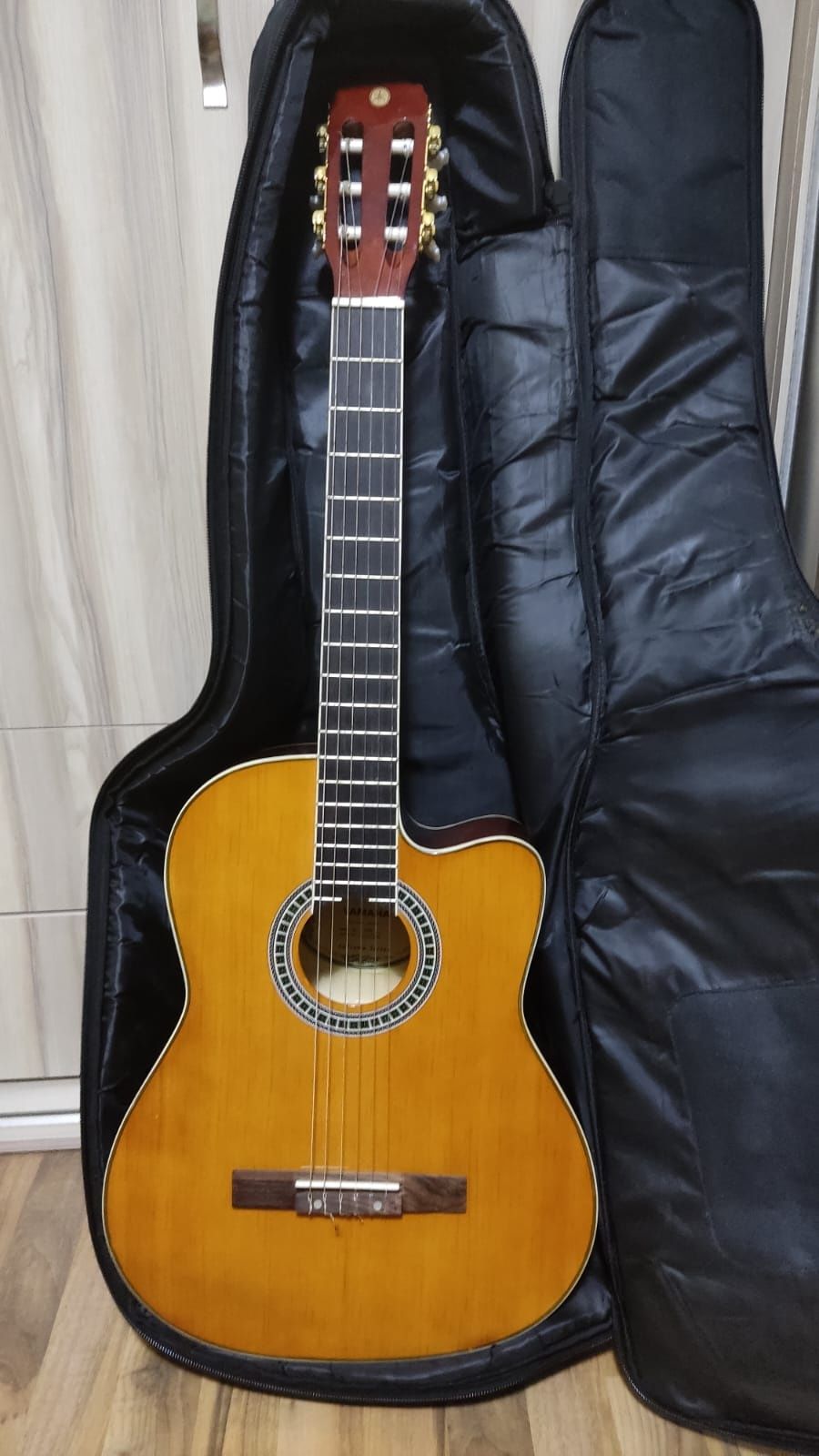 Продаётся классическая гитара Yamaha C40C