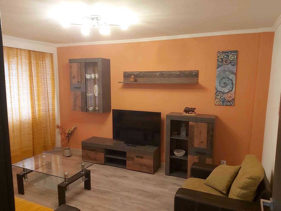 Inchiriez apartament 3 camere, decomandat, ultracentral, Pitesti