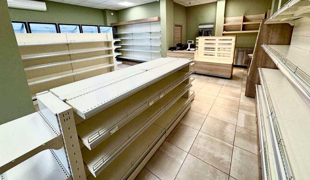 Продавам стелажи, неутрална витрина и щанд маса за магазин в София
