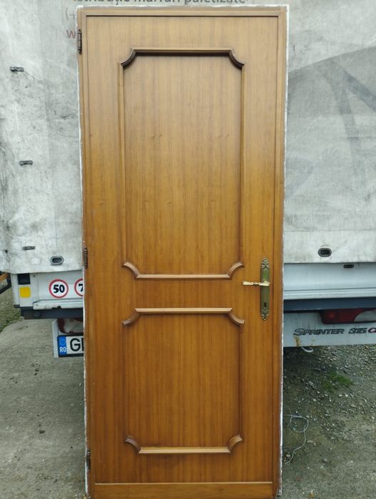 Uși din lemn masiv