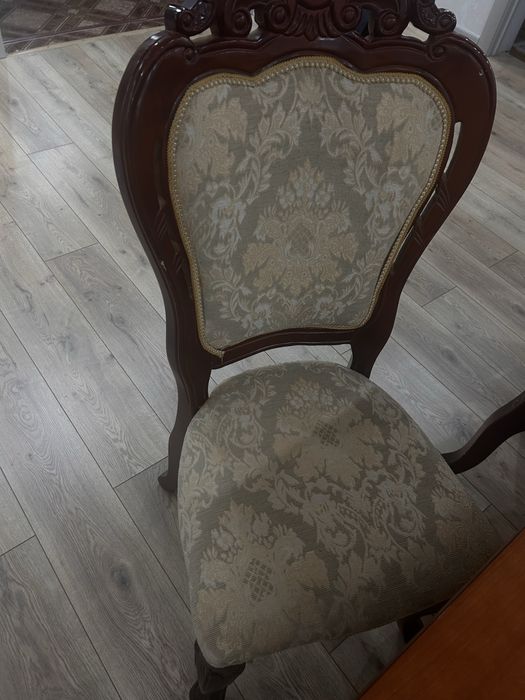 Стол и стулья для гостиной