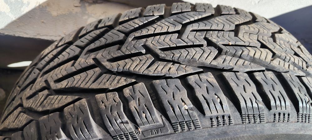 Продавам 4 стоманени джанти със зимни гуми 16 цола 5х108 .