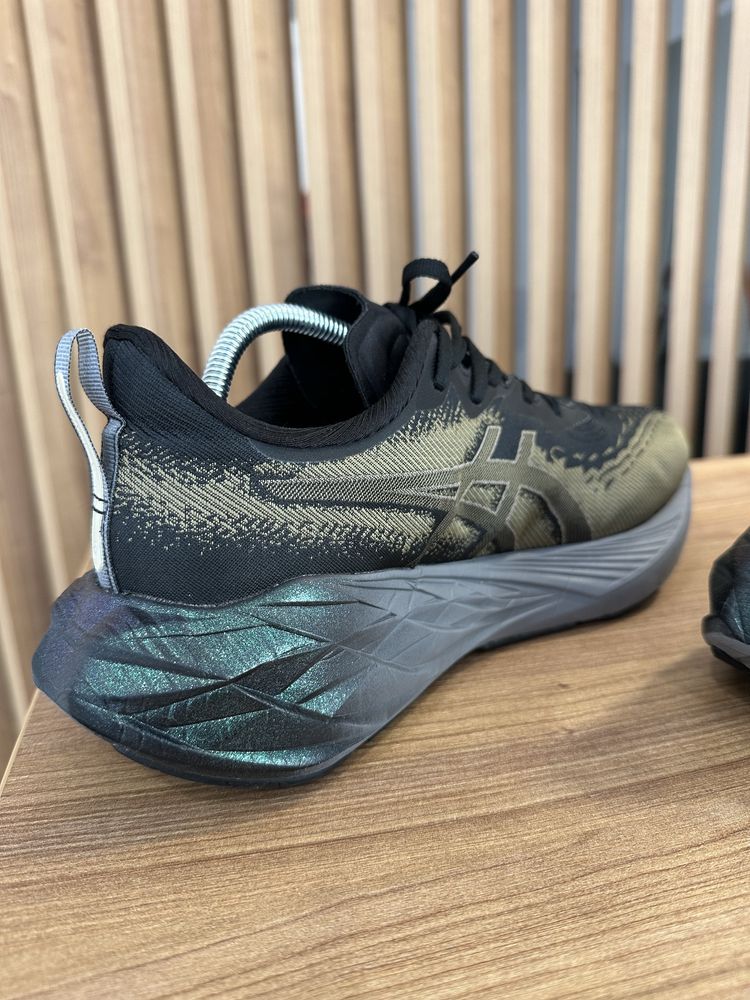 Asics Novablast 4 PLATINUM 44