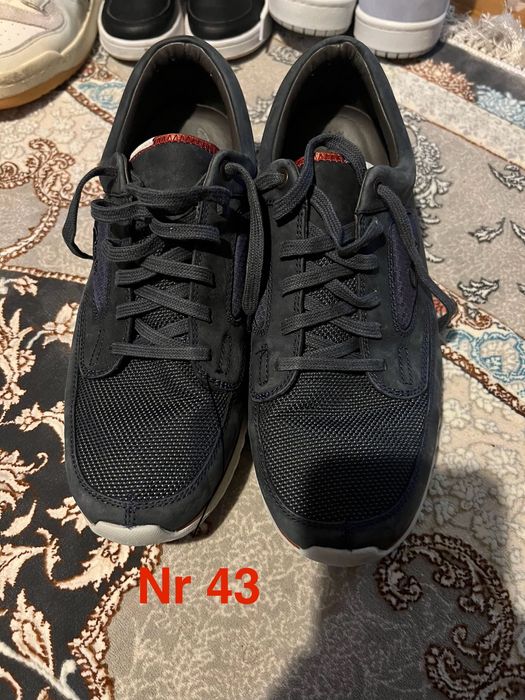 Pantofi sport noi și folosiți