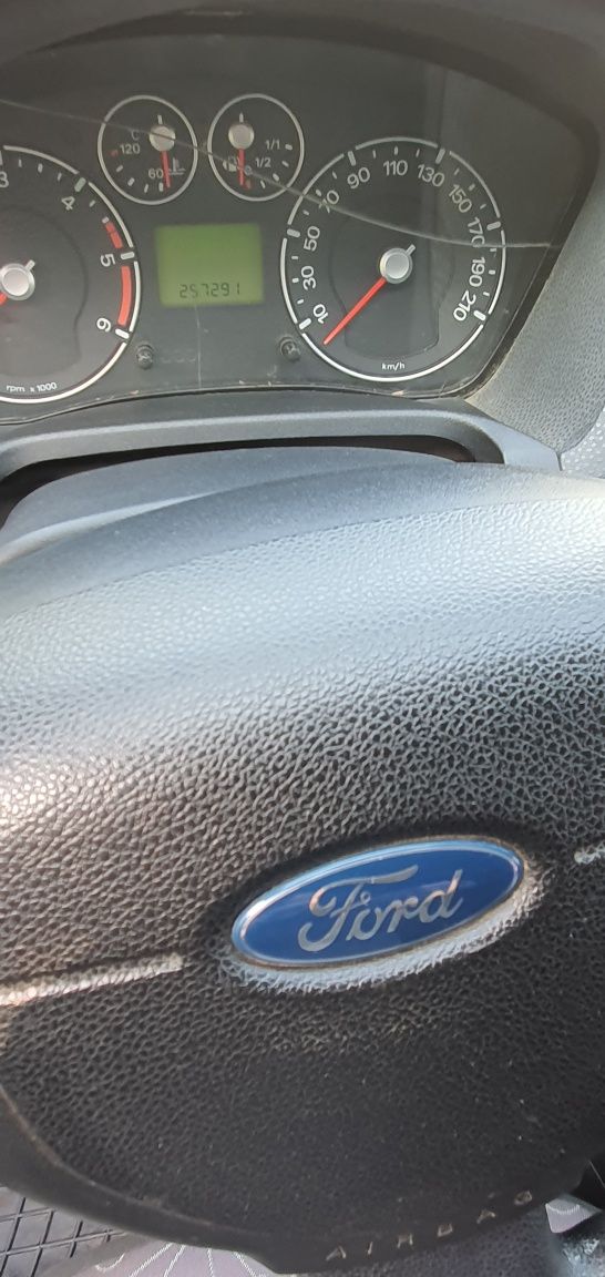 Vând Ford fiesta