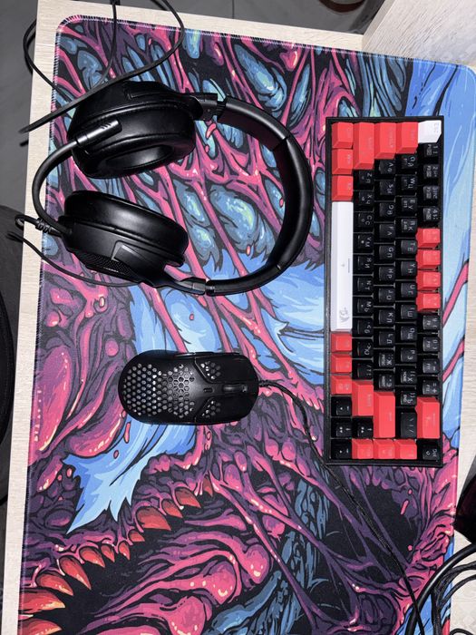 Мышка клавиатура наушники и коврик