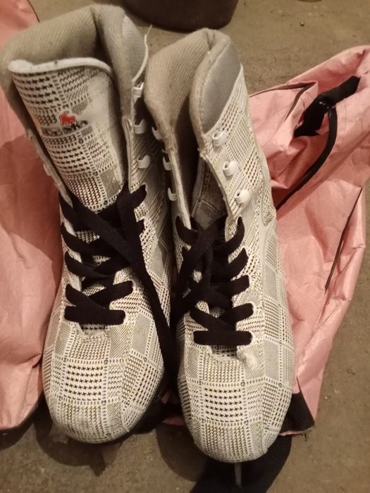 Продается коньки фигурные скобки в хорошем состоянии почти новый телеф