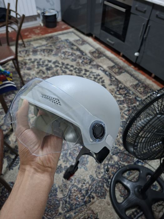 Kaska shlem velik elektrovelik skuterlar uchun