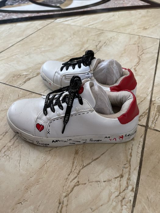 Кроссовки модные для девочки 33 р