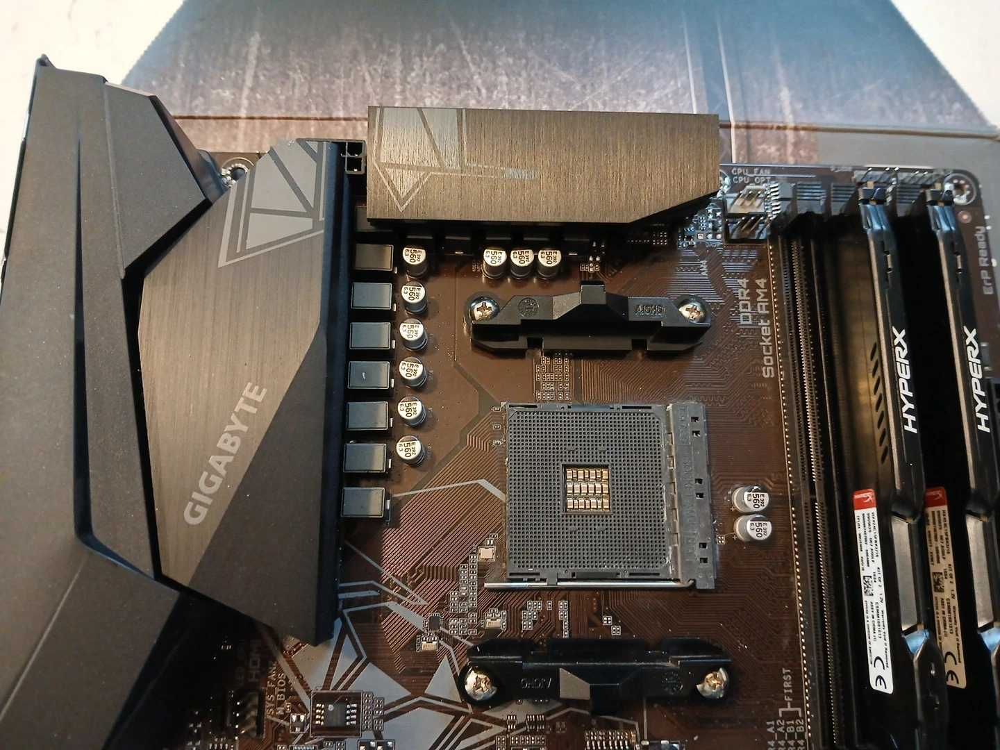 Gigabyte B550 GAMING X V2  + Ryzen 5 5600G (4.4GHz) 65W, AM4