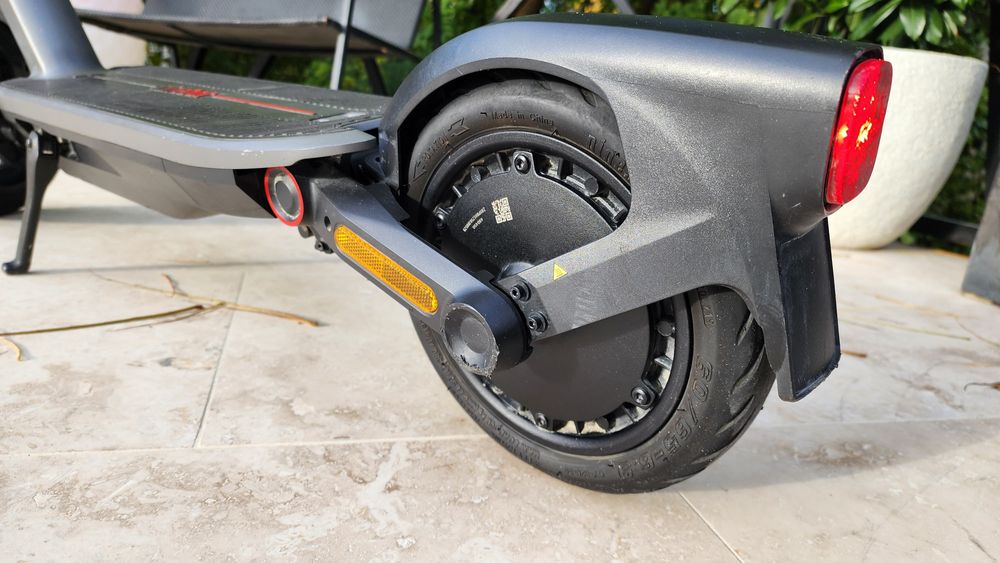 Vand trotineta electrica segway ninebot f3, cu cască.