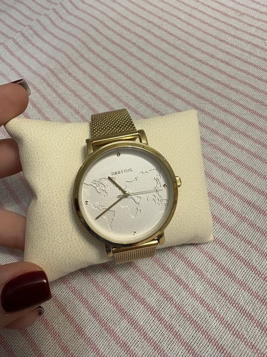 Часовник НОВ,позлатен нераждаема стомана,елегантна плетка