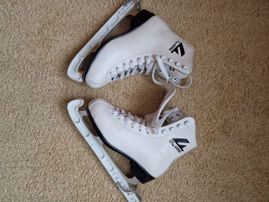 Продам фигурные коньки женские