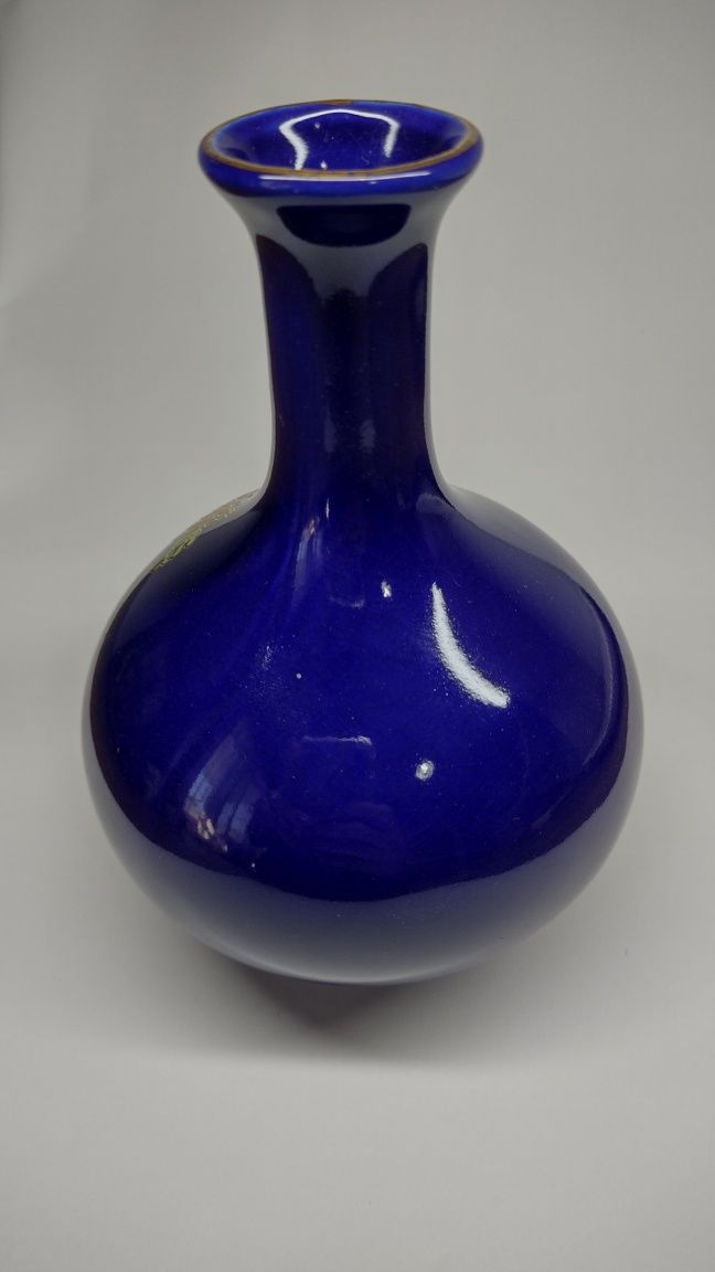 Малка китайска ваза в кобалтово синьо украсена с букет от цветя