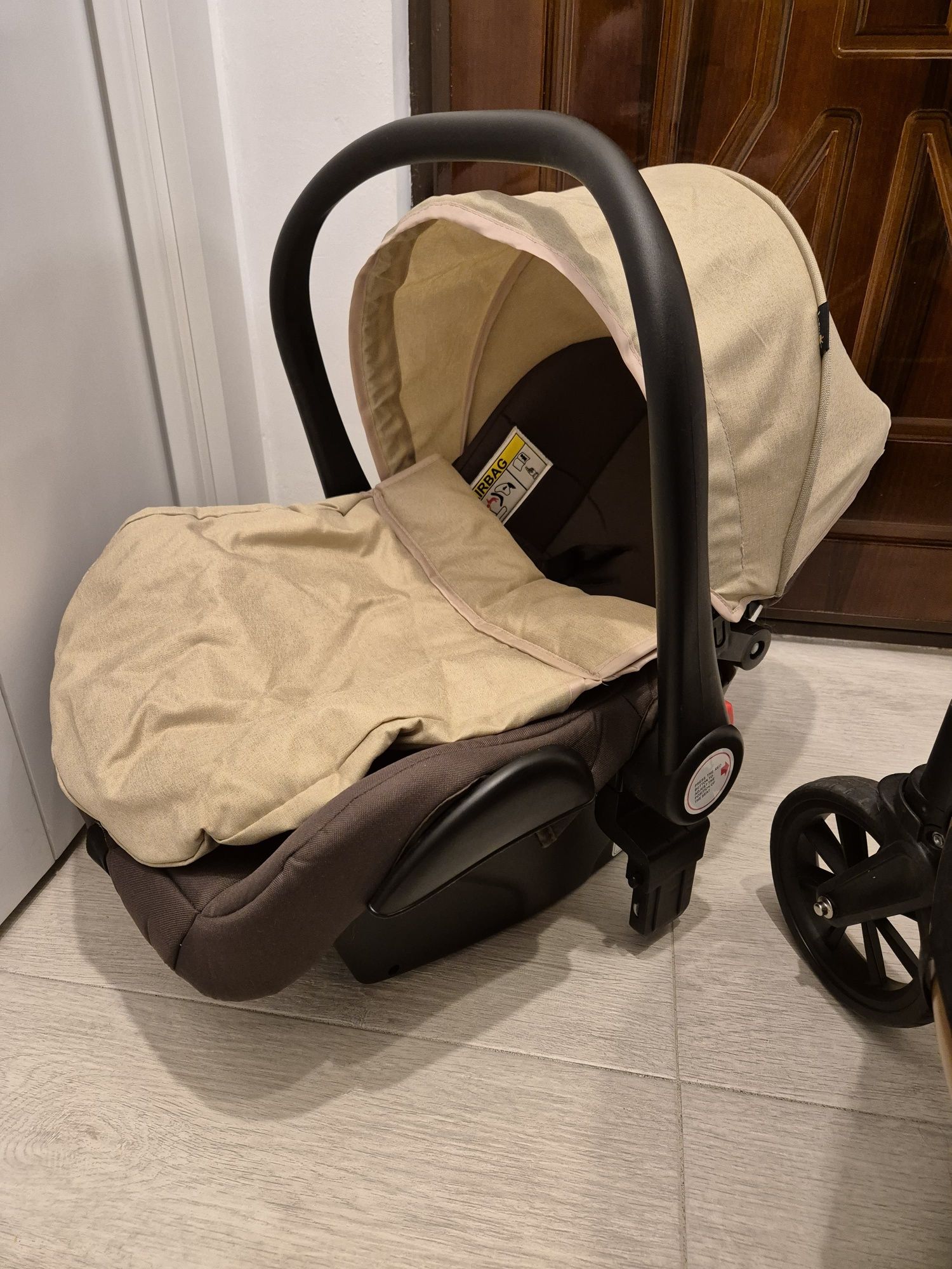 Vand carucior bebe 3in 1 culoare maro