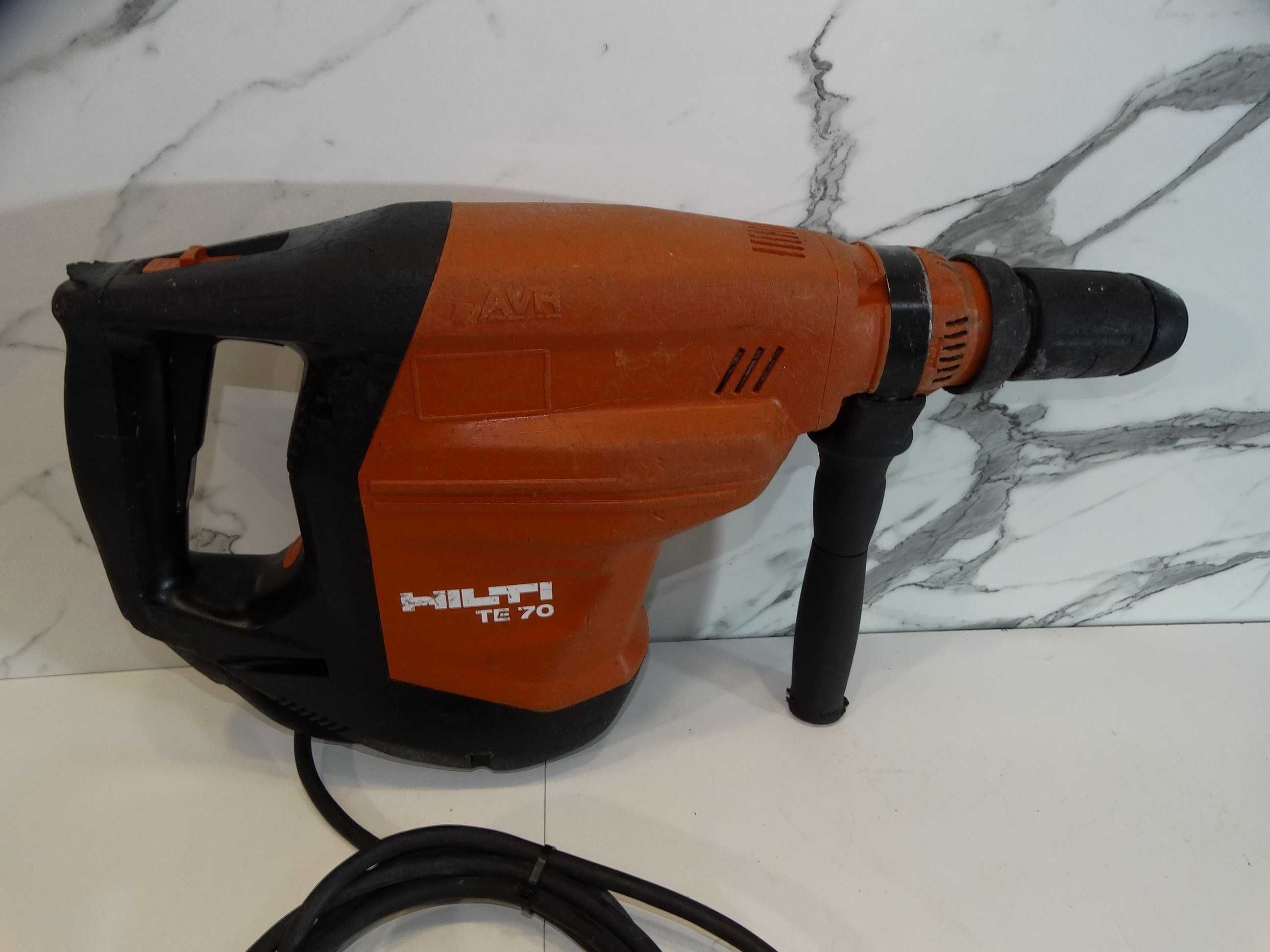 Hilti TE 70 AVR - Ударо пробивна машина 11.5 J