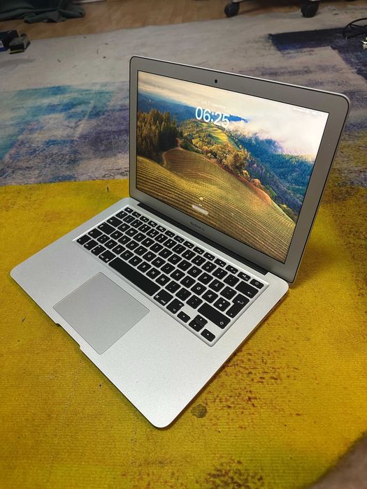 Apple Macbook 2017, sonoma, 32 cicluri, i5 , 8 gb, ssd 256