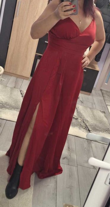 Продавам чисто нова червена рокля