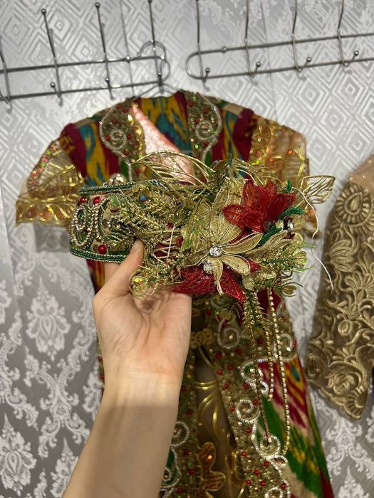 Ansamb sotiladi. Juda chiroyli tikilgan