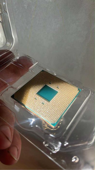 Бюджетен компютър за игри с монитор и периферия