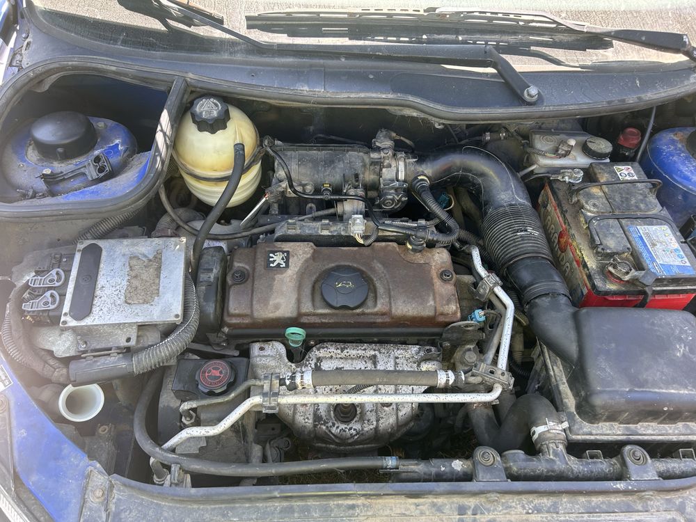 Dezmembrez Peugeot 206