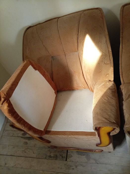 Диван кресло сотилади.