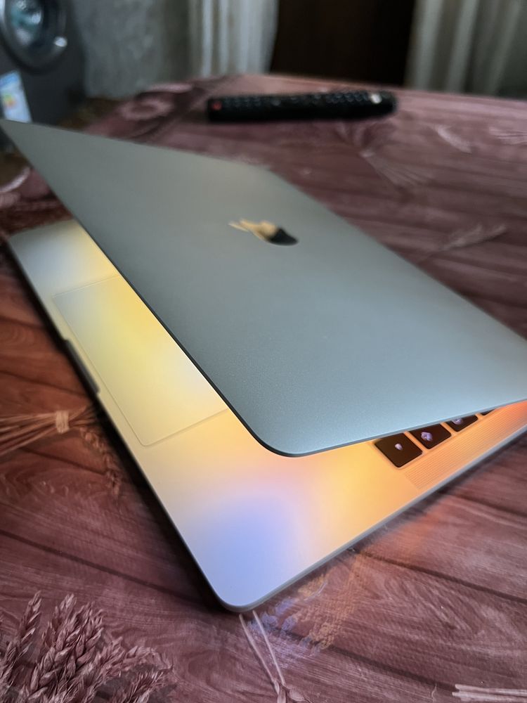 Срочно продам Macbook pro 13 в идеальном состоние