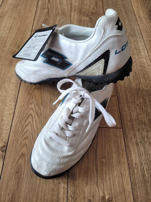 Обувки бели спортни