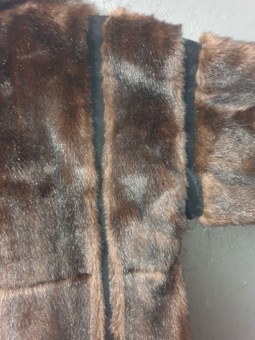 Se vand 2 haine de dama,blana ecologica si o geaca barbateasca din pie