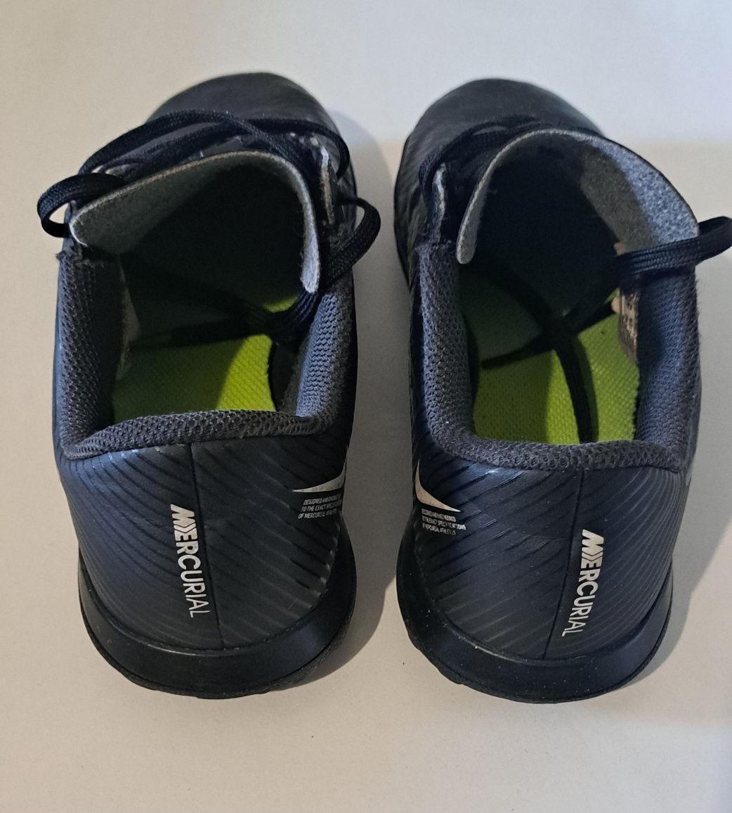 Футболни обувки NIKE номер 35