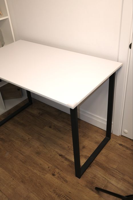 Продам белый стол в отличном состоянии