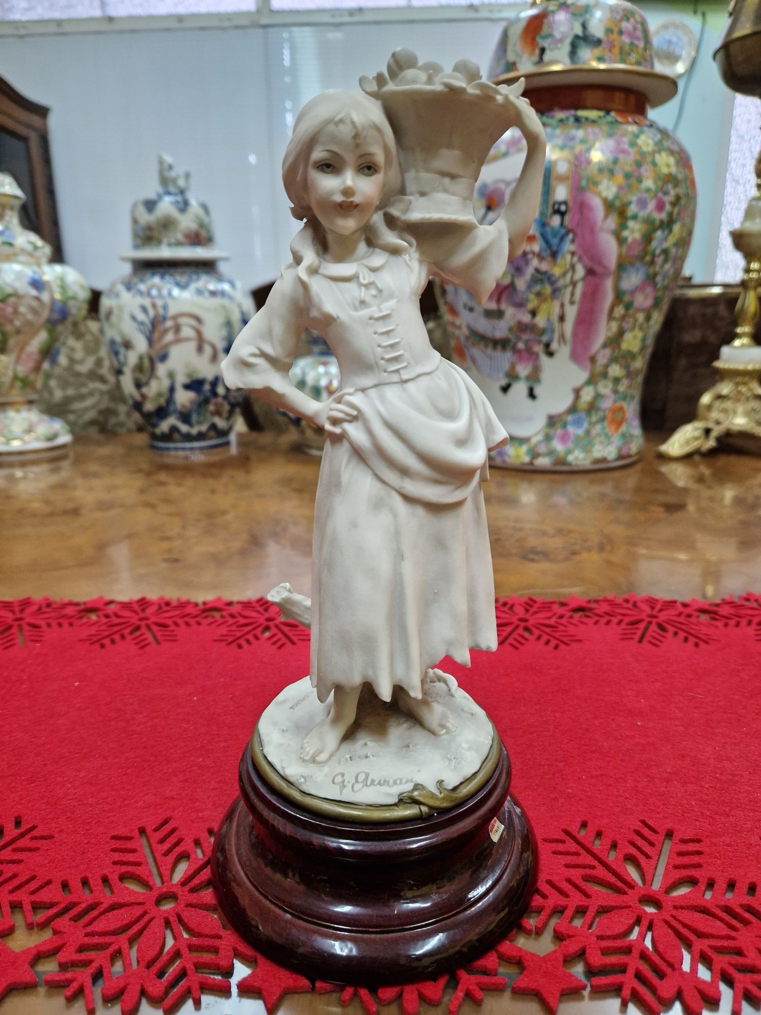 Чудесна антикварна италианска колекционерска фигура Capodimonte