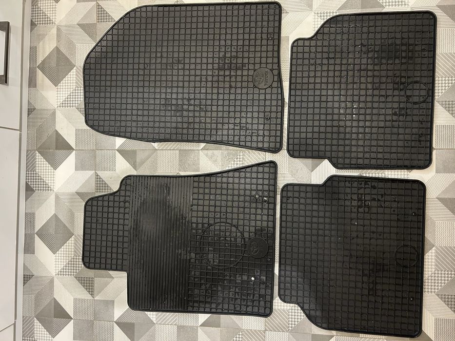 Оригинални гумени стелки за Тойота Авенсис т25