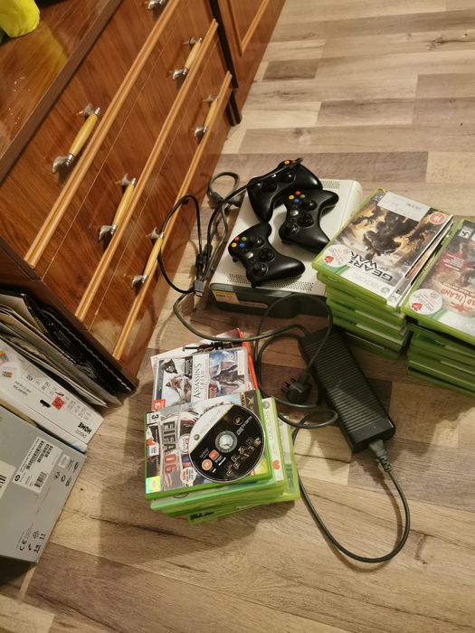 XBOX 360, 3 controllere + multe jocuri
