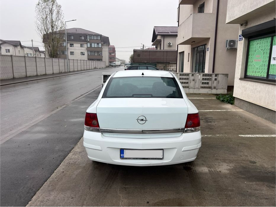 Opel Astra H sedan 1.6 benzina 2009