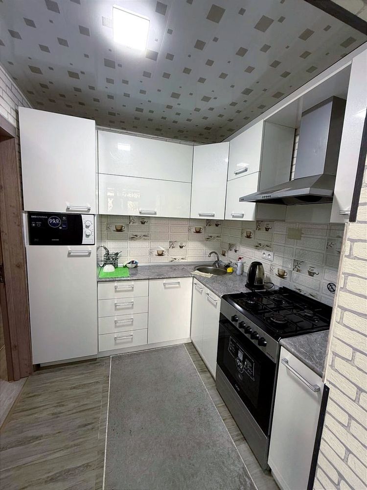 Cдается cpoчно квартира на метро Hoвза