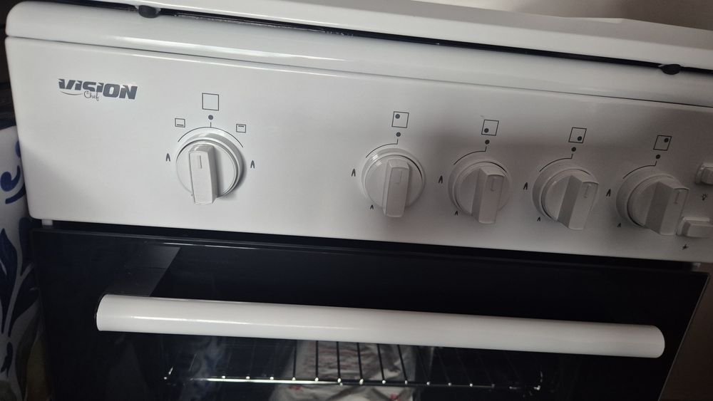 Vand aragaz nou cu garantie