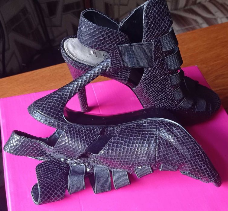 Vand sanda eleganta, Guess