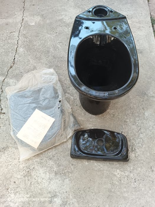 Керамический унитаз.