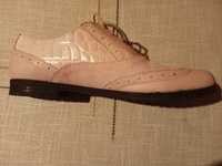 Бледо розови обувки