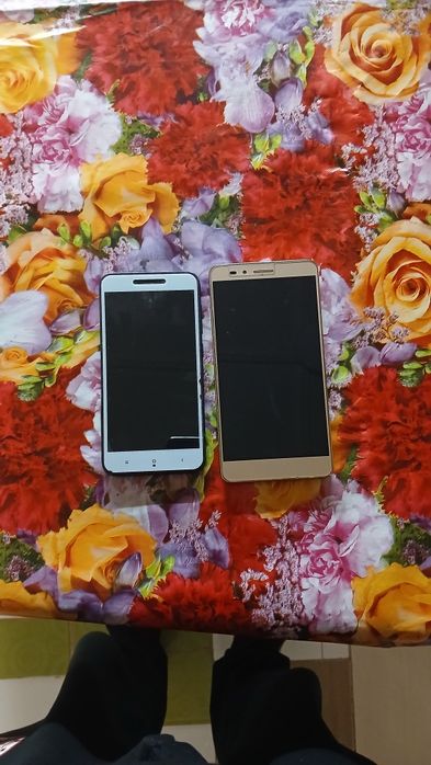 Продаю 2 телефона б/у. Рабочие.
