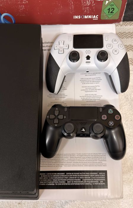 отличен PS 4 Pro с два джойстика, Playstation 4 Pro