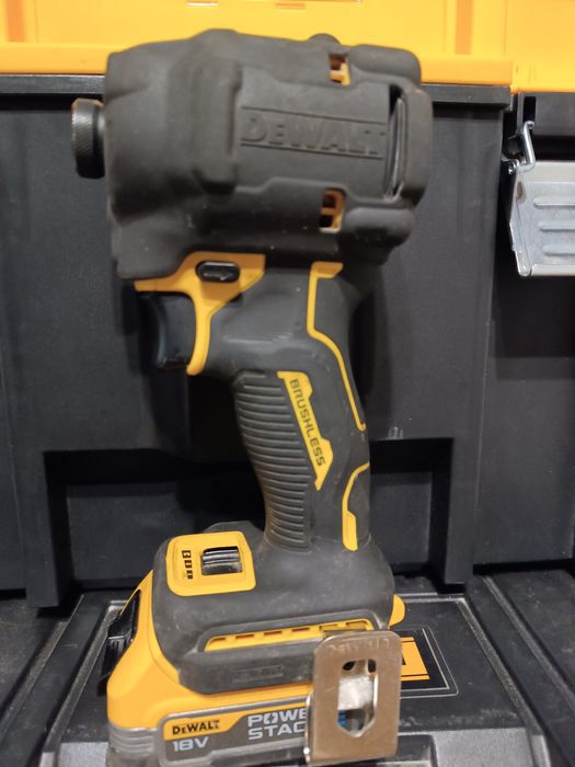Импакта DeWalt DCF 850