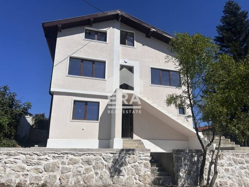 Триетажна къща със собствен двор в село Осеново, обл. Варна