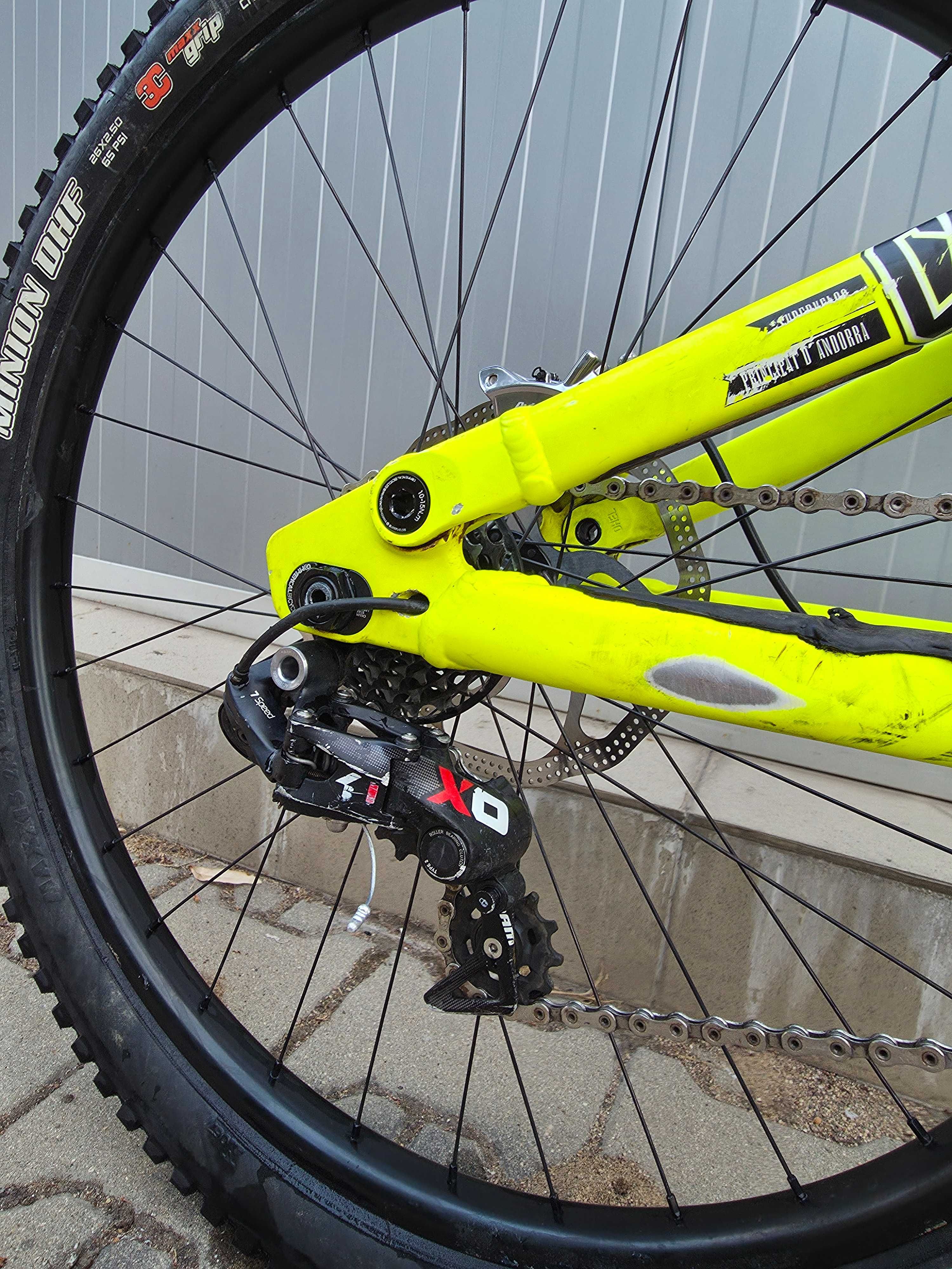 DH bike Commencal V3 Supreme