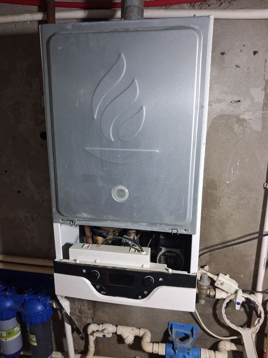 Ремонт котла двухконтурный навесной. Сантехник и Santexnik v Tashkent