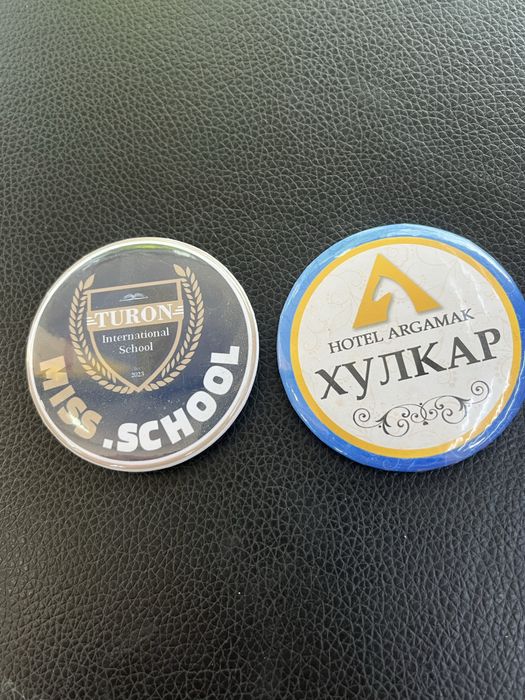 Logotipli va rasmli znachok Значок с булафкой