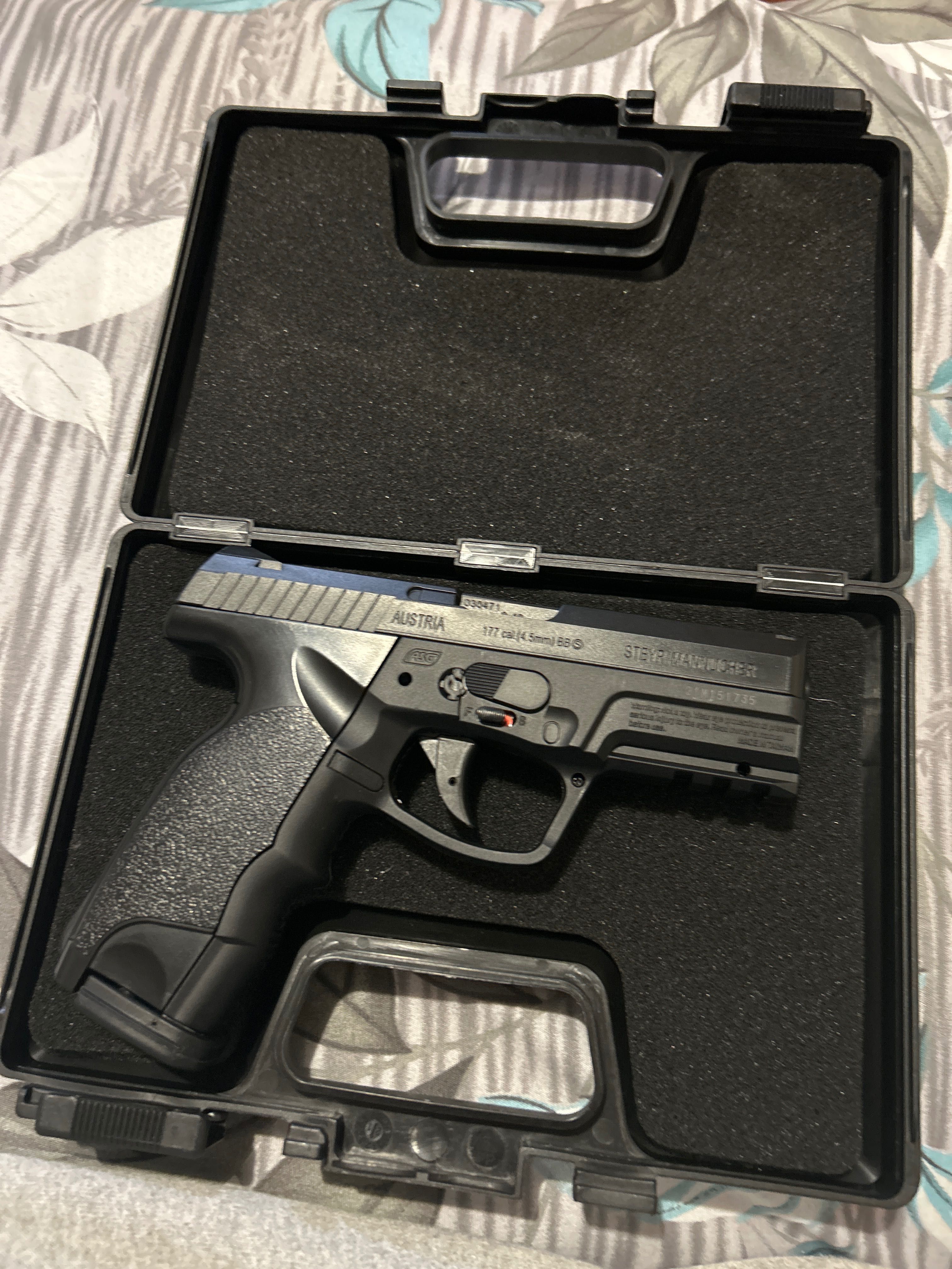 Продавам въздушен пистолет STEYR M-9A1 9x19
