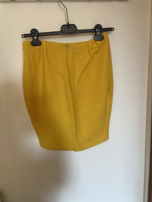 Fusta culoare galbena