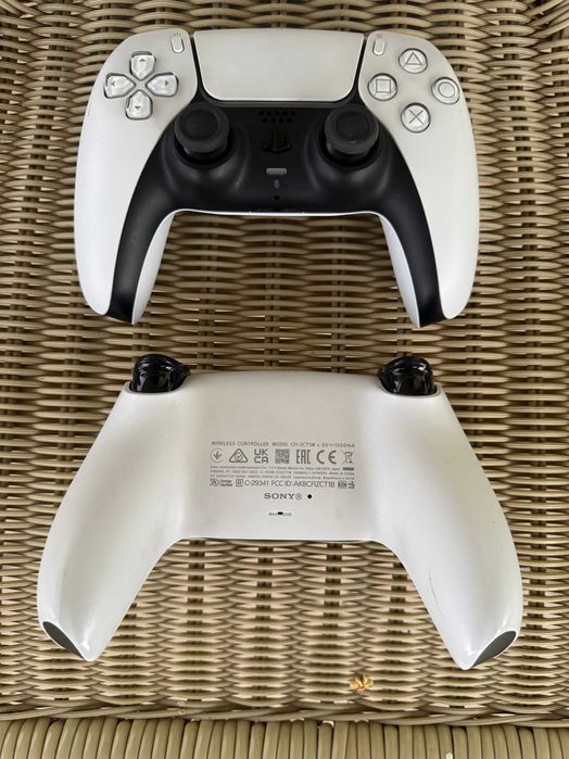 Vand 2 controlere DualSense PS5 originale in stare excelenta eMag